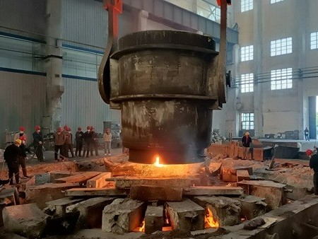 大型鑄造廠家-騰飛鑄鋼澆注鑄鋼件前的準(zhǔn)備工作怎么做？